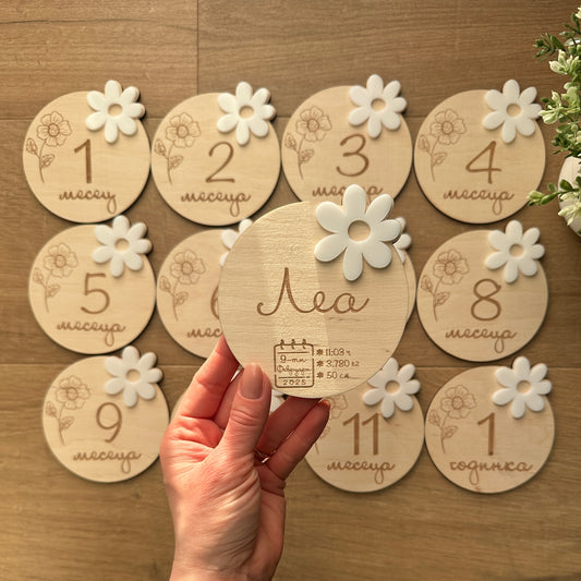 Дървени месечинки с цветя от акрил